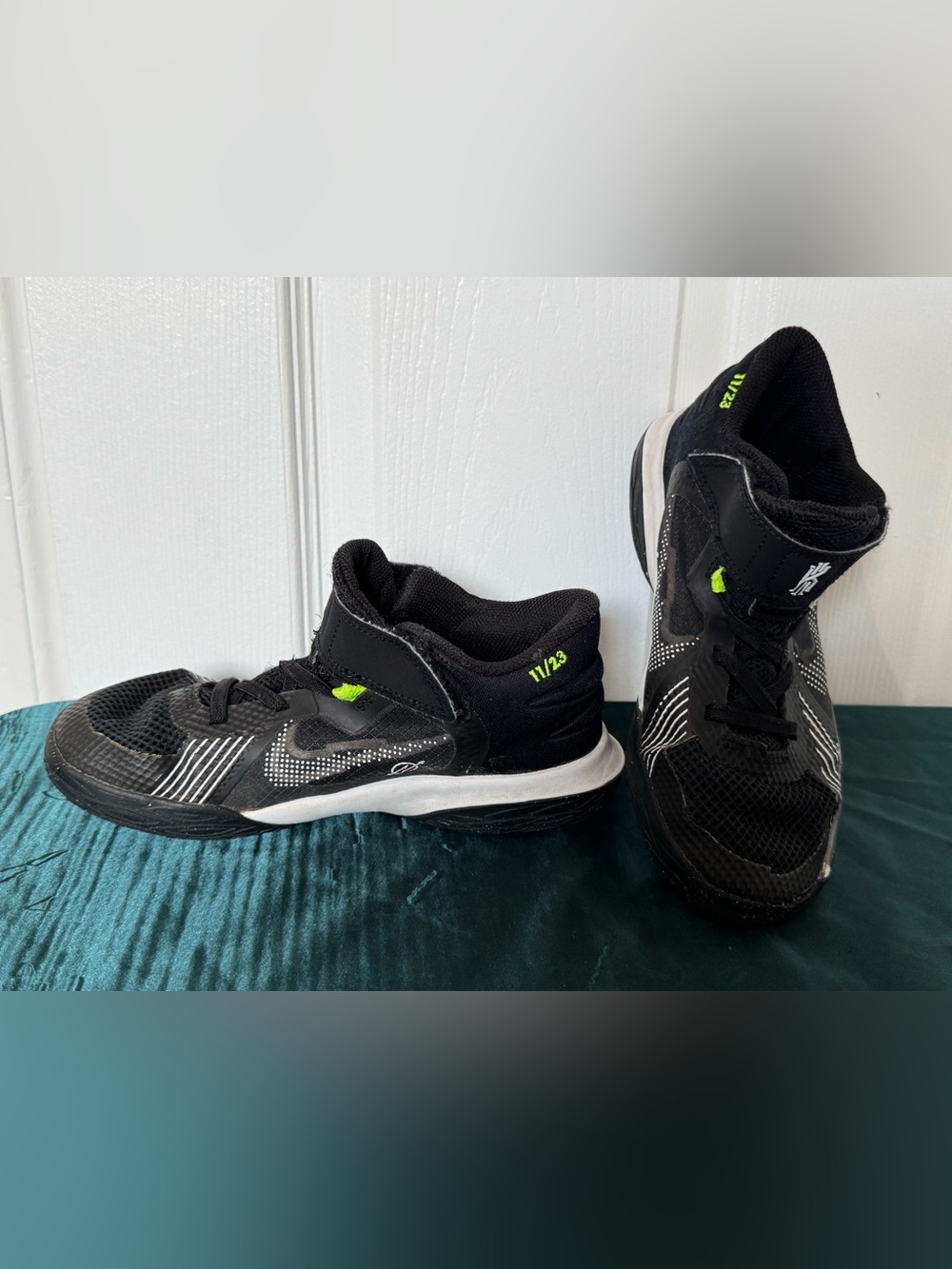 Nike Kyrie Flytrap 5 Kids Black Basketball Sneakers, Size 2Y